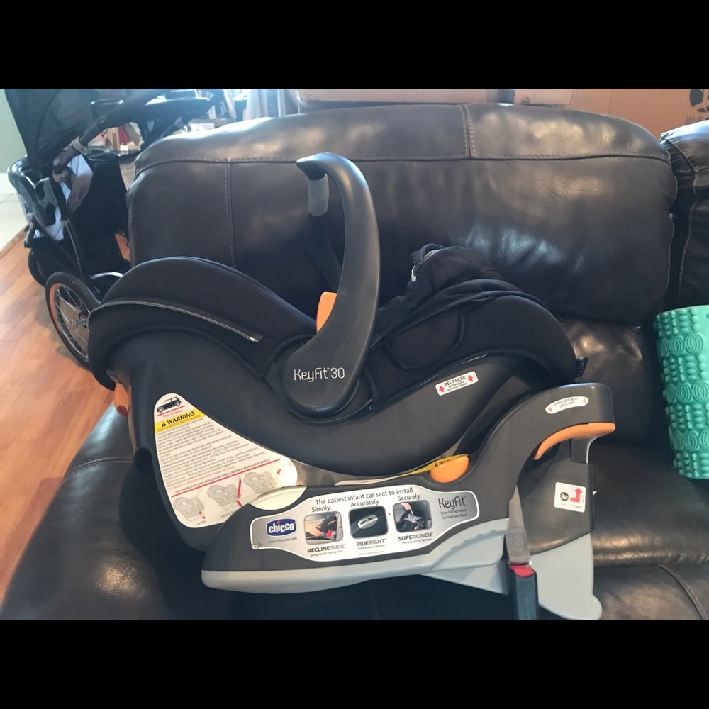 CHICCO Car seat with base
